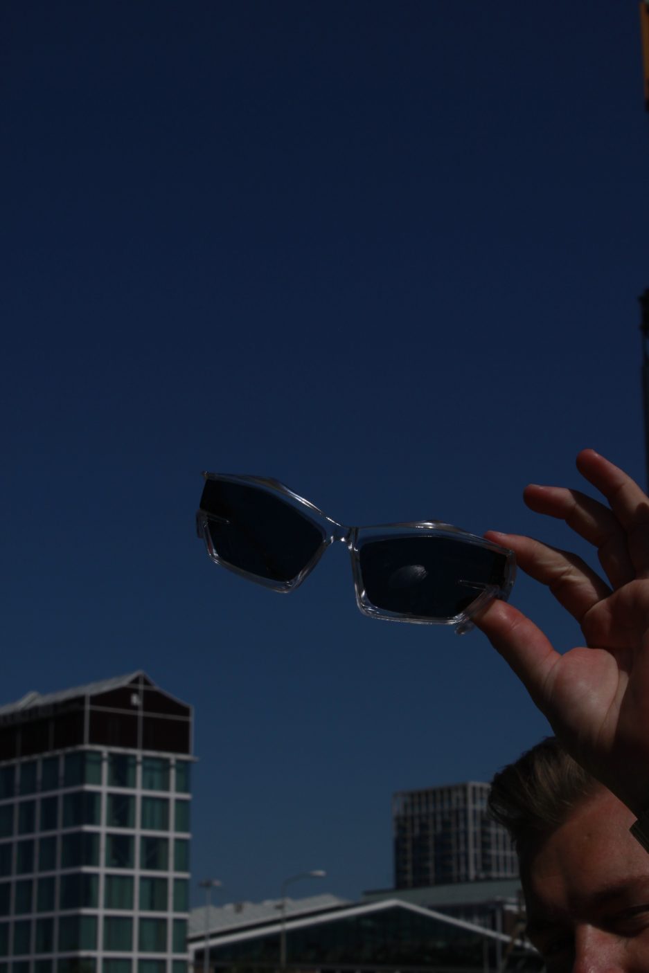 Grimmige transparente Brille