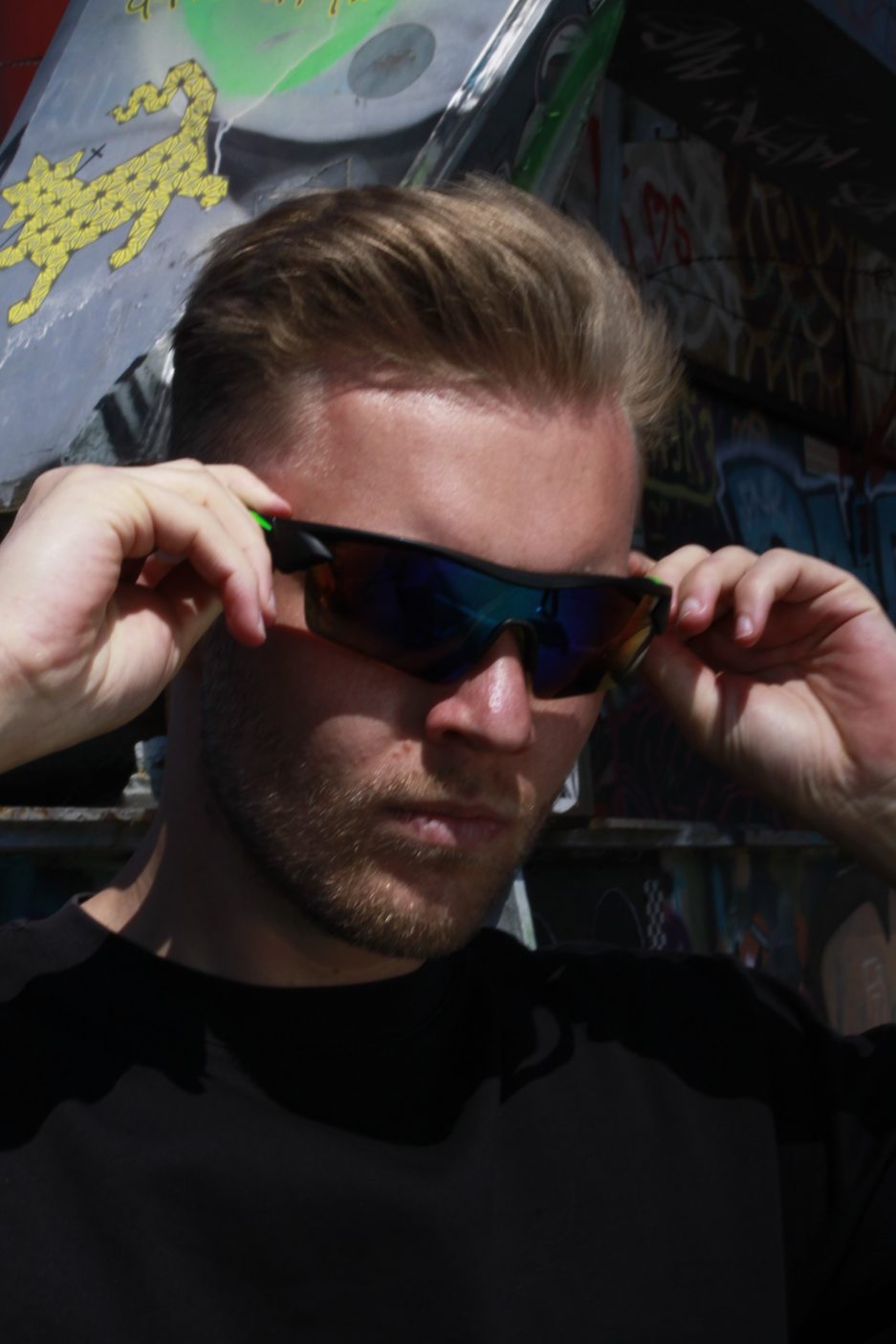 Rave-Brille Gas geben