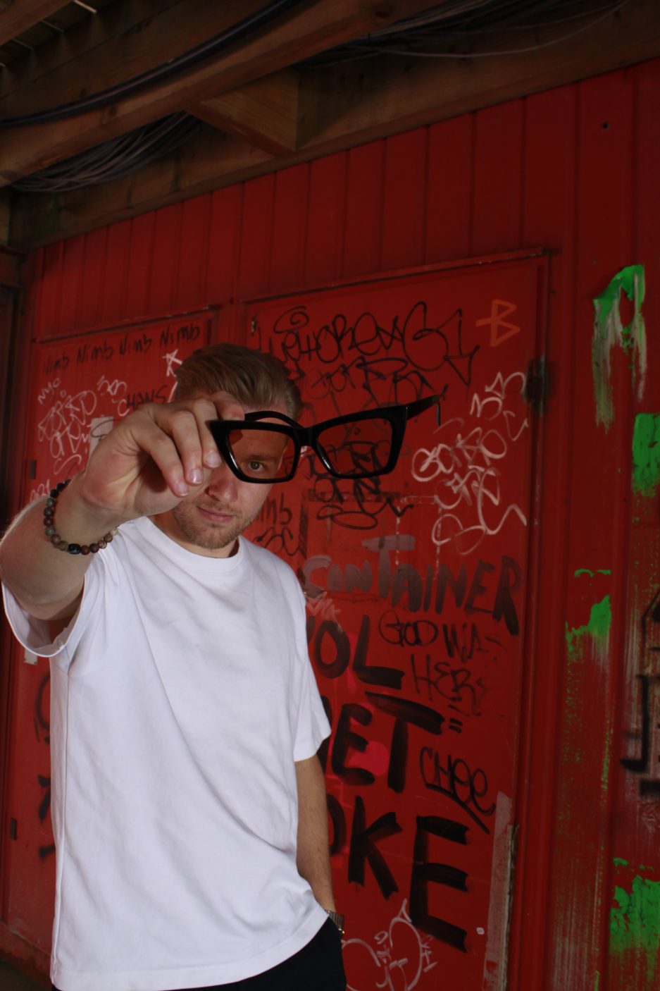 schöne Brille mit orangefarbenen Gläsern
