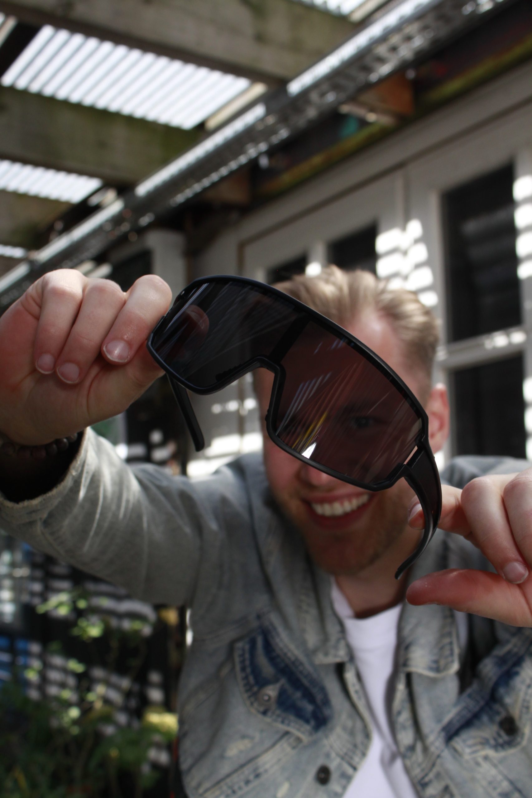 schwarze Techno-Rave-Brille