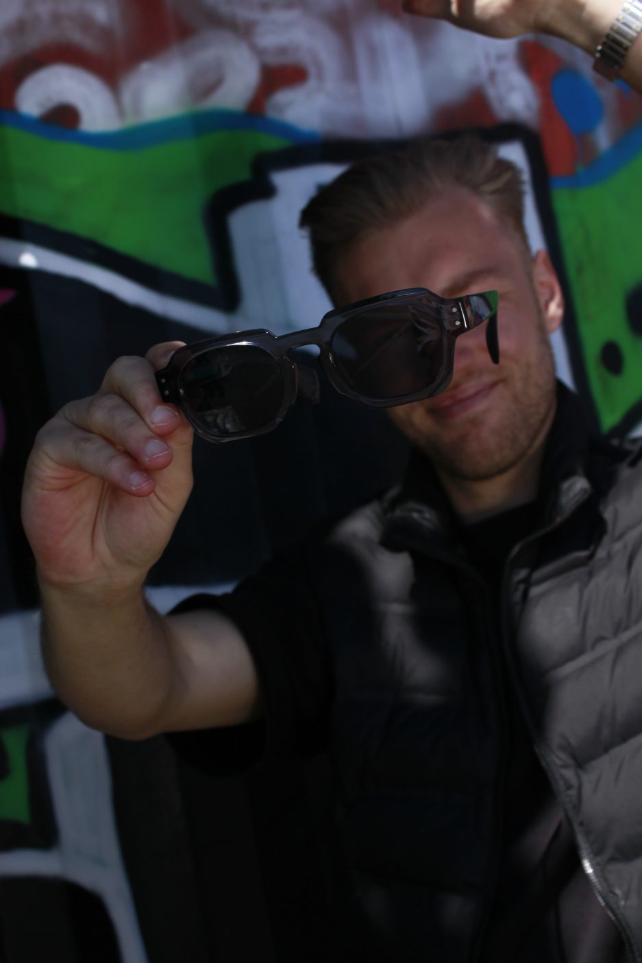 Graue Designerbrille