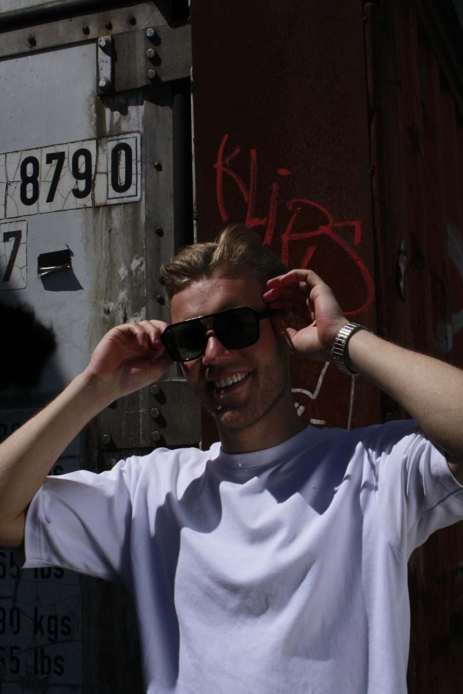 Brille mit grünen Gläsern