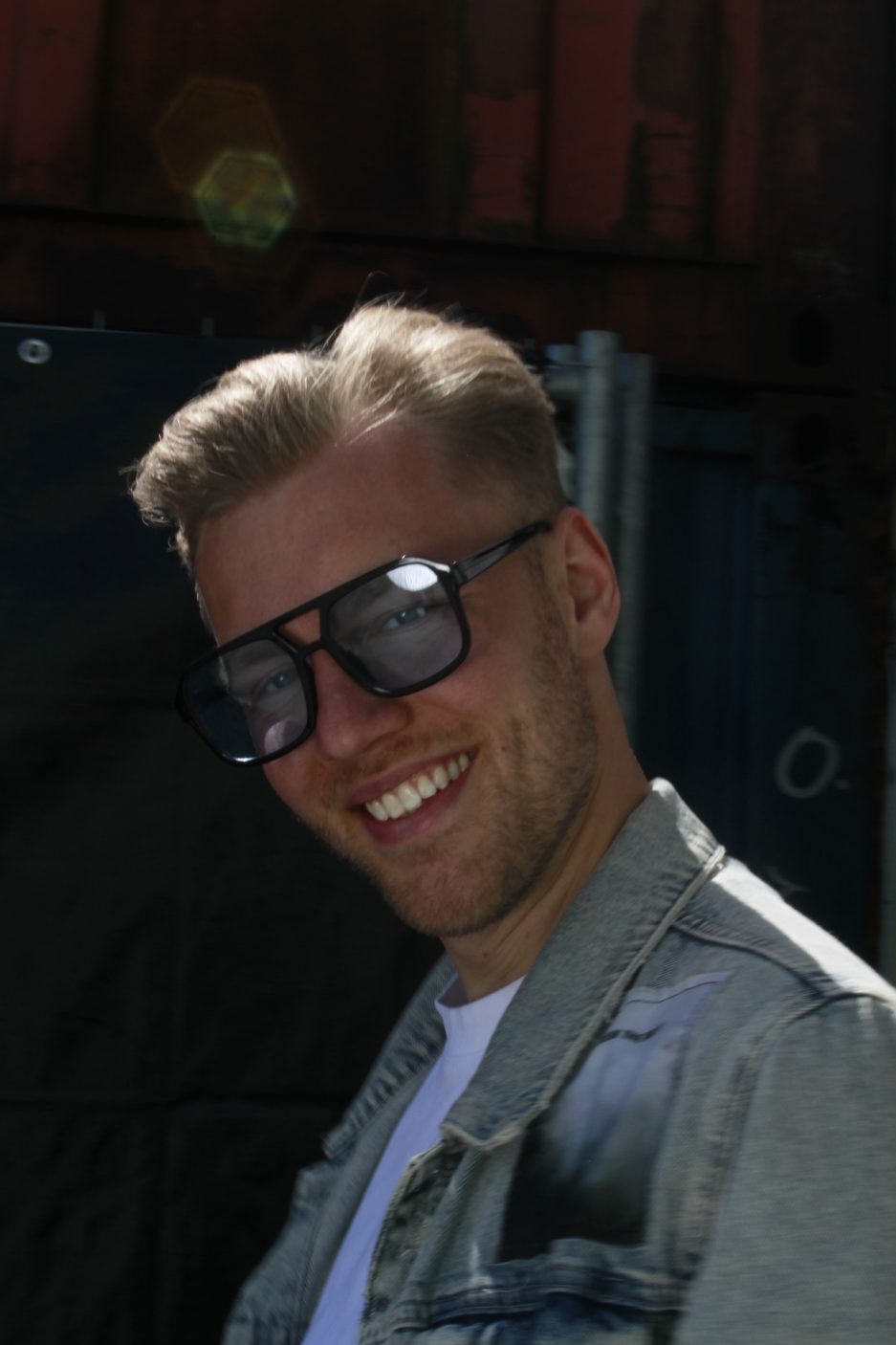 Sonnenbrille mit blauen Gläsern