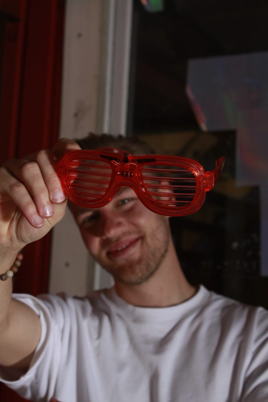 leuchtende rote Brille