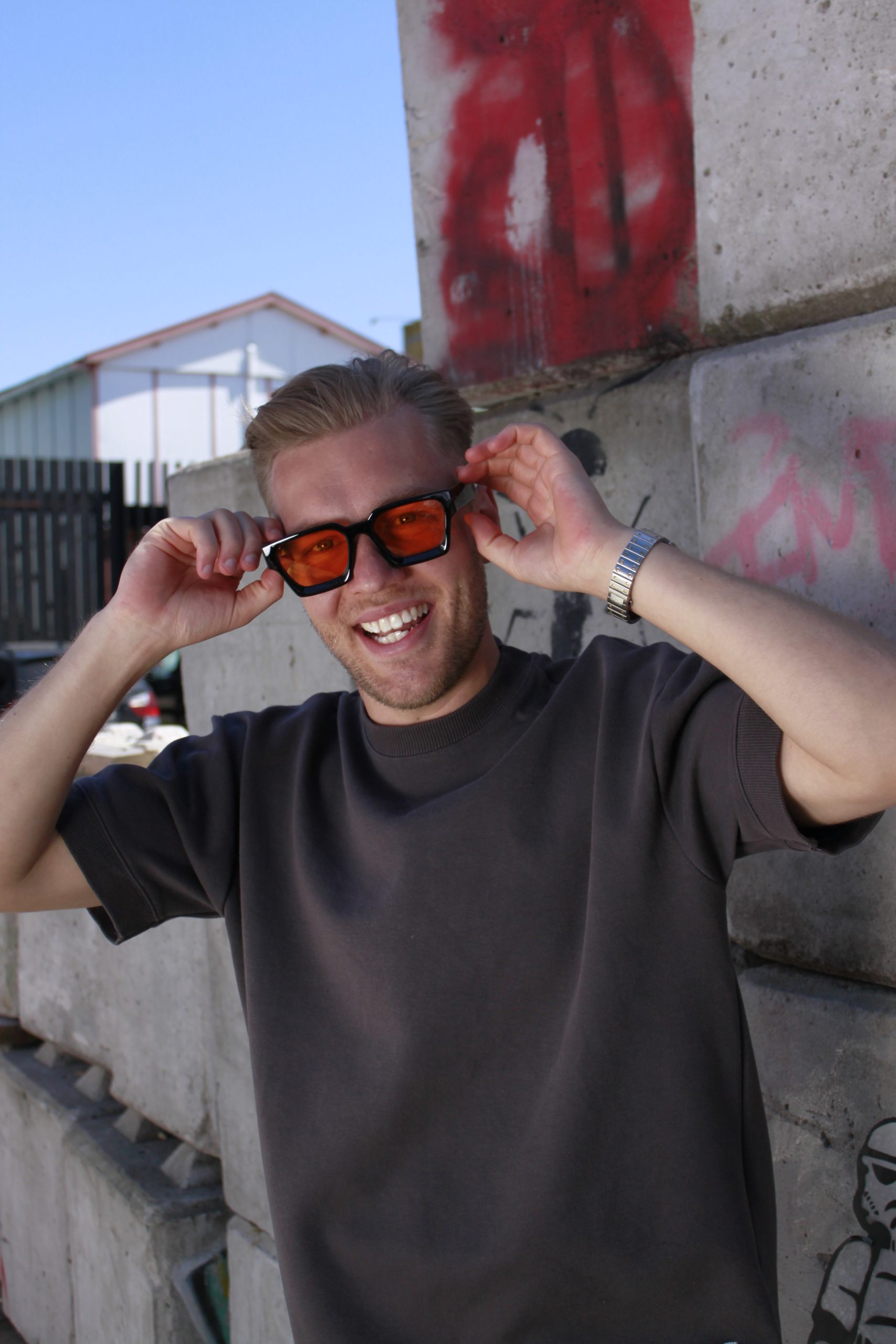 Brille orangefarbene Gläser