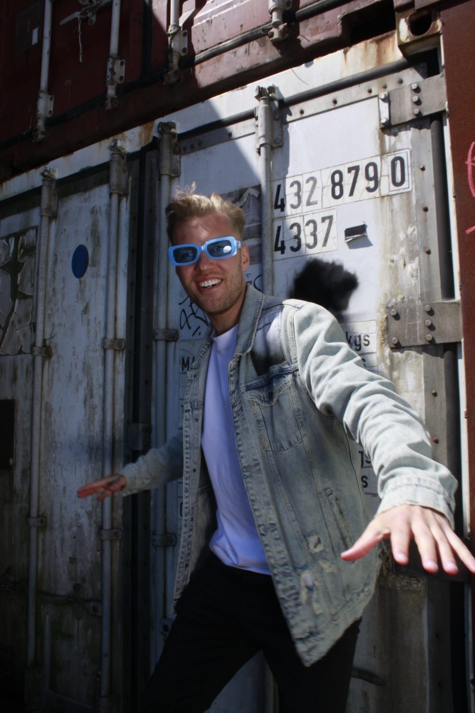 Blaue Festivalbrille