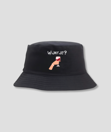 Weinglas-auf-einem-Bucket-Hat.png