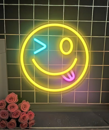 Gaming-Zimmer mit Neonbeleuchtung