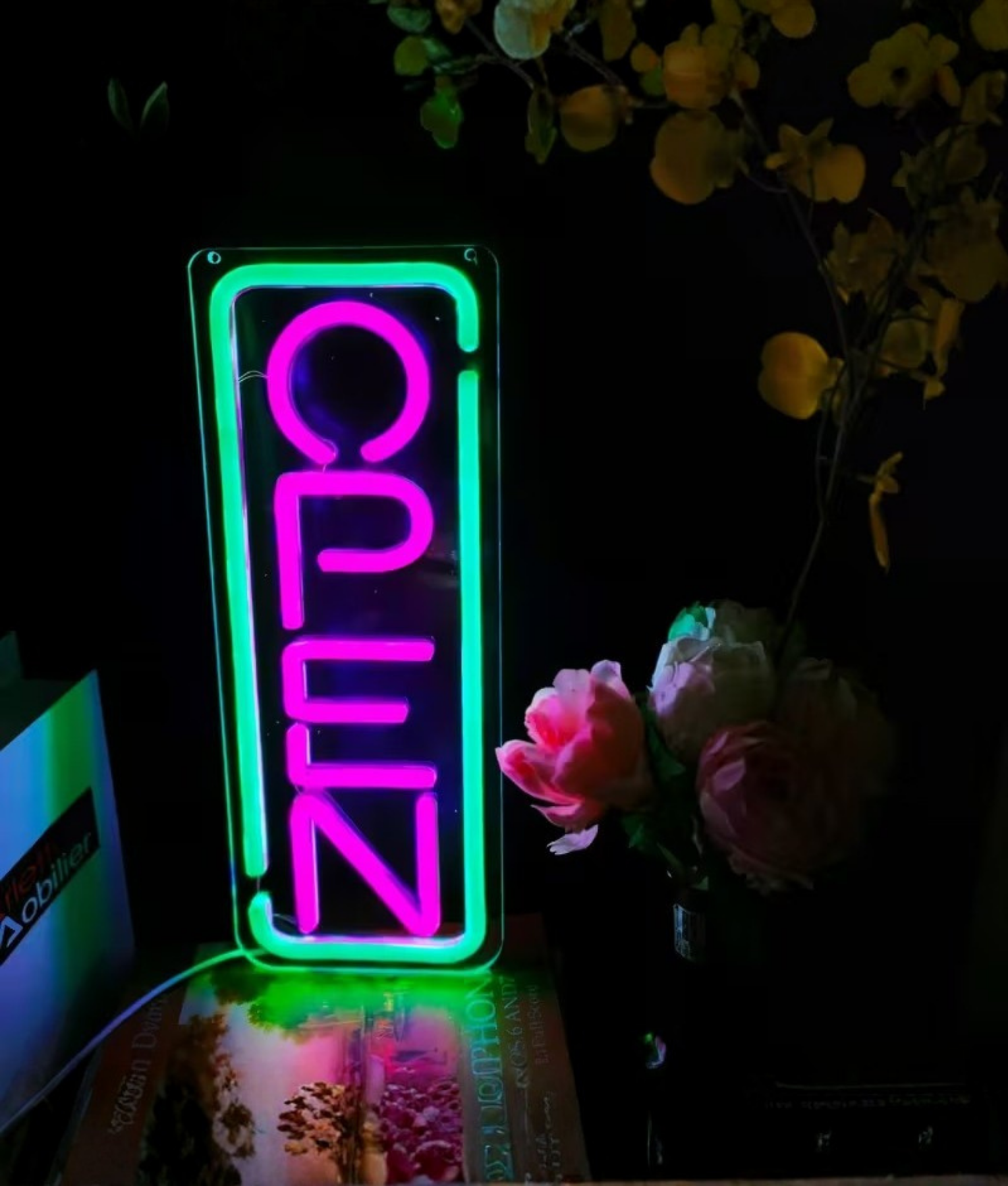 geopend neon