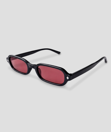 Modische Sonnenbrille mit roten Gläsern