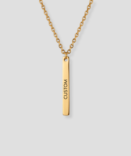 Gouden rechthoekige staafvormige hanger aan gouden schakelketting met Custom eigen tekst gravure gepersonaliseerde naam sieraad