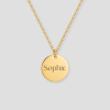 Gouden ronde schijfvormige hanger met Sophie naam gravure voorbeeld aan gouden schakelketting gepersonaliseerd gouden sieraad met eigen naam gravure