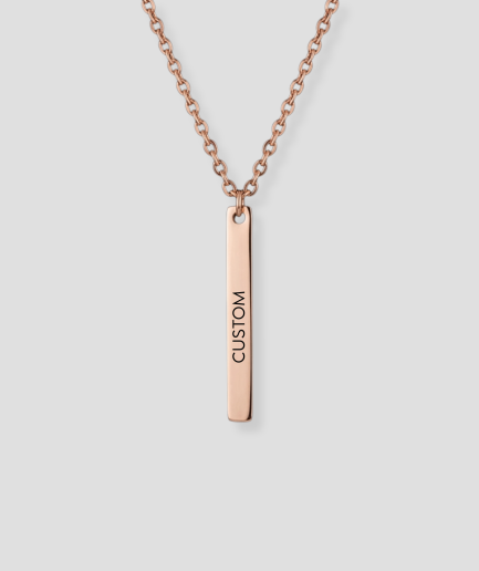 Rosé gouden rechthoekige staafvormige hanger aan rosé gouden schakelketting met Custom eigen tekst gravure gepersonaliseerde naam sieraad