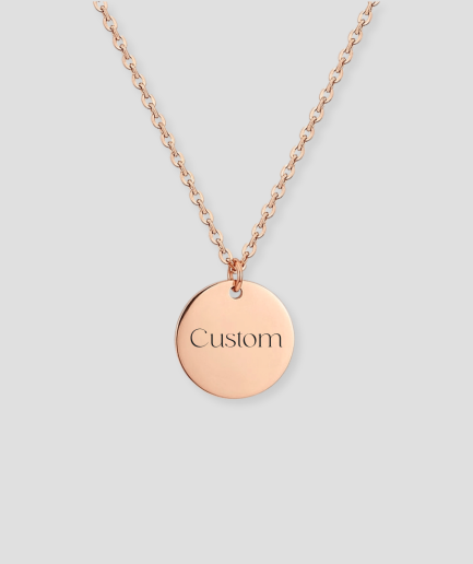 Rosé gouden ronde schijfvormige hanger met custom tekst gravure voorbeeld aan rosé gouden schakelketting gepersonaliseerd rosé gouden sieraad met eigen tekst of naam