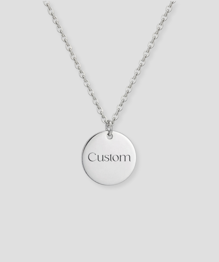 Zilveren ronde schijfvormige hanger aan zilveren schakelketting met custom tekst gravure gepersonaliseerd zilveren sieraad met eigen tekst of naam