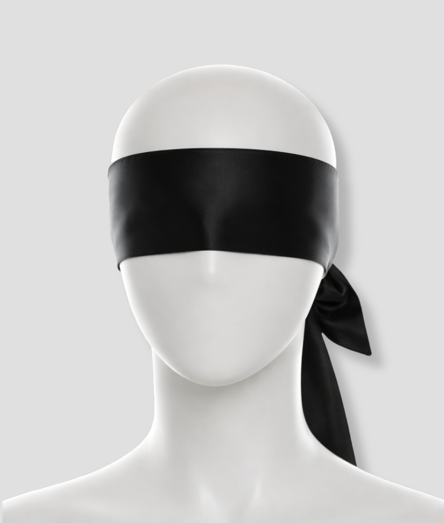 Zwart satijnen blinddoek om ogen gedragen door mannequin