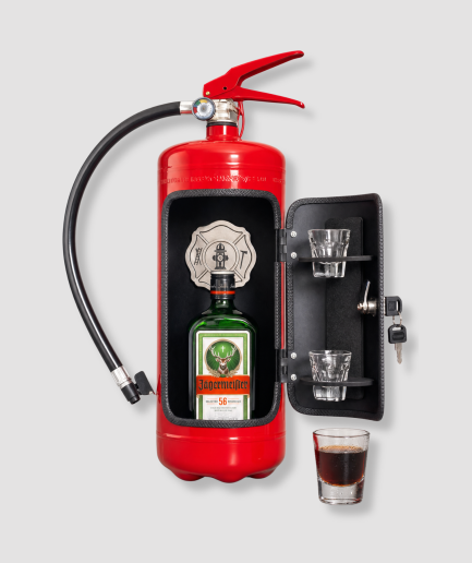Roter Feuerlöscher, umgebaut zu einer Minibar mit Getränken und Schnapsgläsern