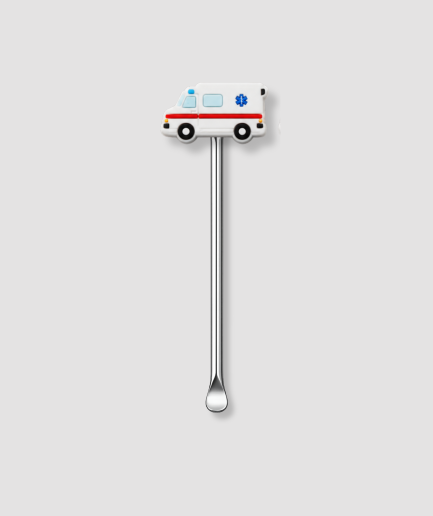 Mini schepje cocktailstirrer met witte ambulance figuur met rode streep en blauw kruis symbool bovenop en zilveren steel