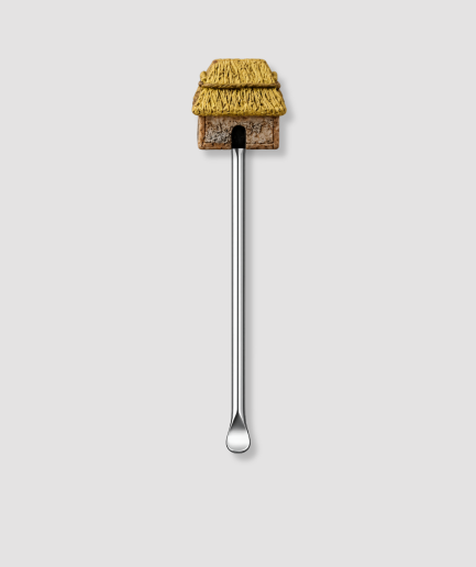 Mini schepje cocktailstirrer met rieten bijenkorfhut figuur met strodak en ronde ingang bovenop en zilveren steel