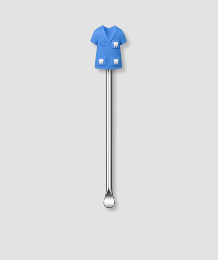 Mini schepje cocktailstirrer met blauw tandarts schort figuur met DENTAL tekst en witte tand symbolen op de zakken bovenop en zilveren steel