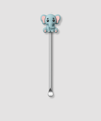 Mini schepje cocktailstirrer met blauwe cartoon olifant figuur met roze oren en kleine slagtanden bovenop en zilveren steel