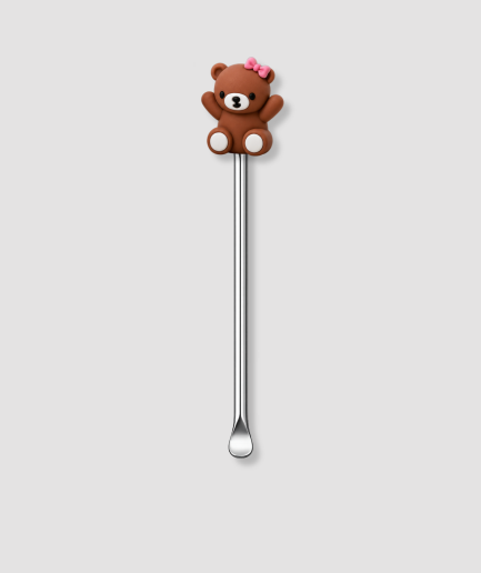 Mini schepje cocktailstirrer met bruine teddybeer figuur met roze strikje op zijn hoofd bovenop en zilveren steel
