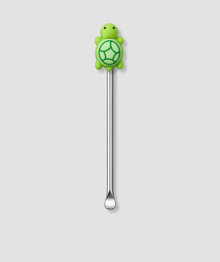 Mini schepje cocktailstirrer met groene schildpad figuur met donkergroen schild patroon en kleine ogen bovenop en zilveren steel