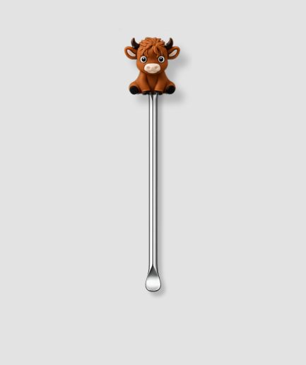 Mini schepje cocktailstirrer met bruine Schotse hooglander koe figuur met lange hoorns en wilde haardos bovenop en zilveren steel