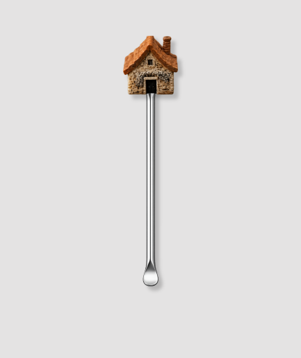 Mini schepje cocktailstirrer met stenen huisje figuur met oranje dakpannen en schoorsteen bovenop en zilveren steel