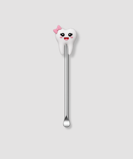 Mini schepje cocktailstirrer met witte tand figuur met roze strikje en vrolijk meisjesgezicht met rode lippen bovenop en zilveren steel