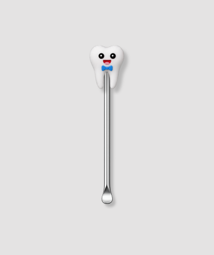 Mini schepje cocktailstirrer met witte tand figuur met vrolijk gezichtje en blauwe vlinderdas bovenop en zilveren steel