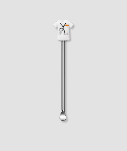 Mini schepje cocktailstirrer met wit doktersschort figuur met zwarte stethoscoop oranje naamplaatje en kleine zakken bovenop en zilveren steel
