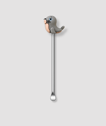 Mini schepje cocktailstirrer met grijze zeehond figuur met een vis in zijn bek bovenop en zilveren steel
