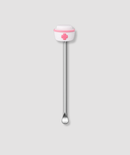 Mini schepje cocktailstirrer met witte verpleegstersmuts figuur met roze rand en roze kruis symbool bovenop en zilveren steel