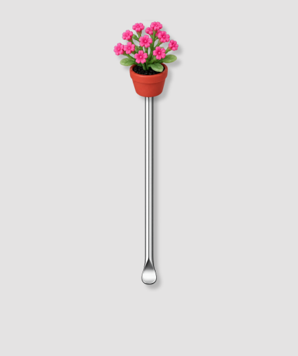 Mini schepje cocktailstirrer met roze bloemenboeket figuur met groene bladeren in een oranje terracotta bloempot bovenop en zilveren steel