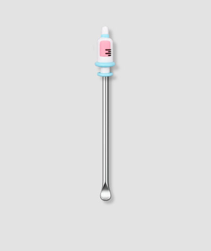 Mini schepje cocktailstirrer met roze injectiespuit figuur met blauwe vloeistof blauwe naald en zwarte schaalverdeling bovenop en zilveren steel