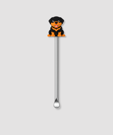 Mini schepje cocktailstirrer met zwart-bruine Rottweiler hond figuur met oranje borst en grote bruine ogen bovenop en zilveren steel