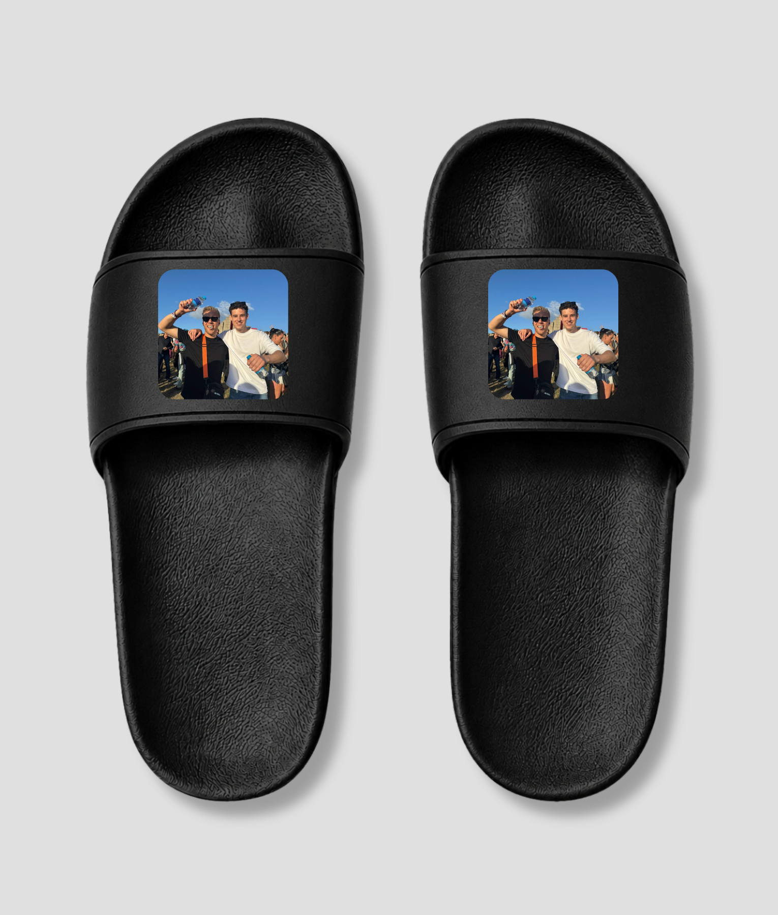 Zwarte platte badslippers met custom foto bedrukt, detailfoto