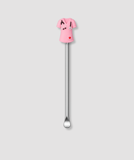 Mini schepje cocktailstirrer met roze verpleegsters shirt figuur met zwarte stethoscoop klein hartje en zakken bovenop en zilveren steel