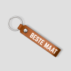 Cognackleurige leren sleutelhanger met zilveren ring en tekst 'BESTE MAAT'