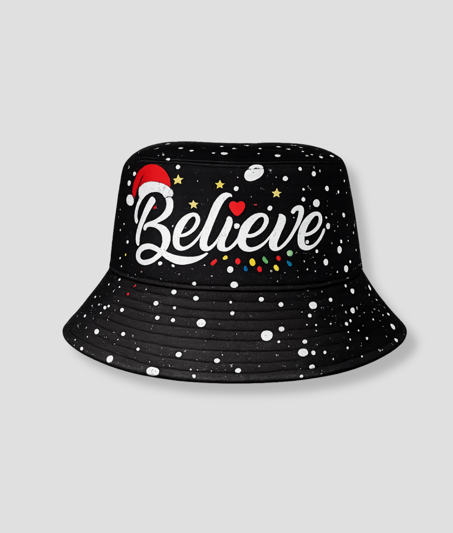 Zwarte bucket hat met kerst print, tekst 'Believe' en een kerstmuts
