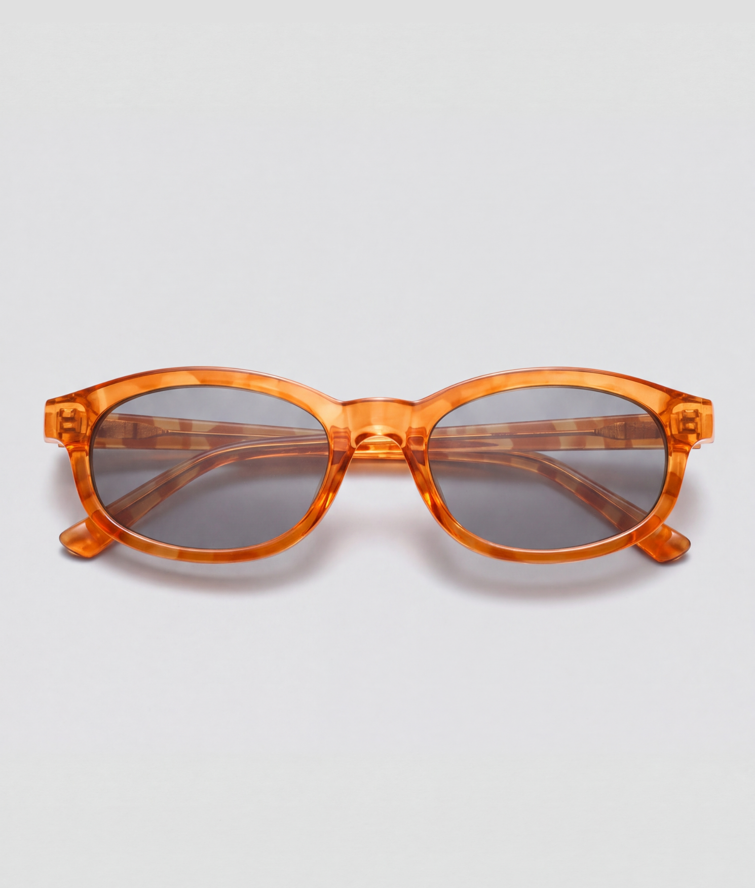 Ōkuwa, montuur oranje, glas zwart