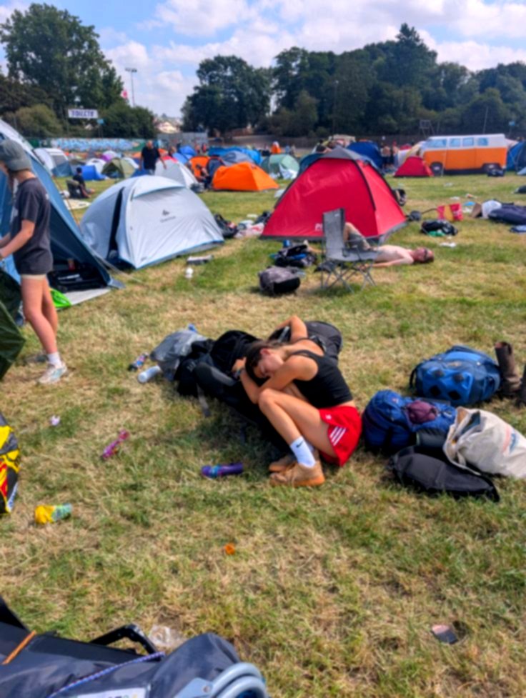 Festival-Campingplatz mit Zelten in der Sonne
