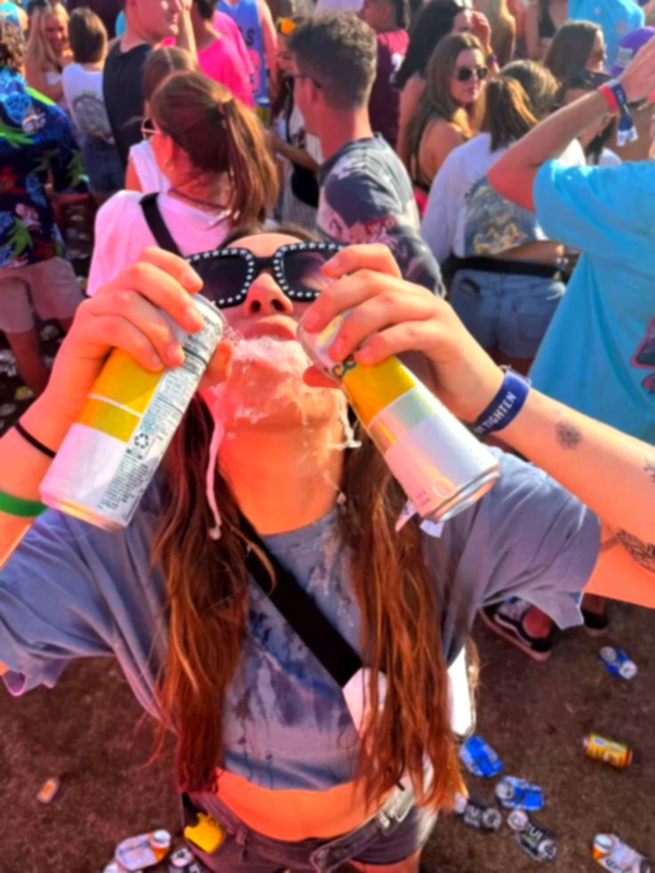 Ein Partygänger mit Dosen in der Hand in der Menschenmenge
