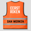 Orangefarbene Weste „Erst rauchen, dann arbeiten“, auf der Rückseite mit dem Aufdruck „EERST ROKEN / DAN WERKEN“