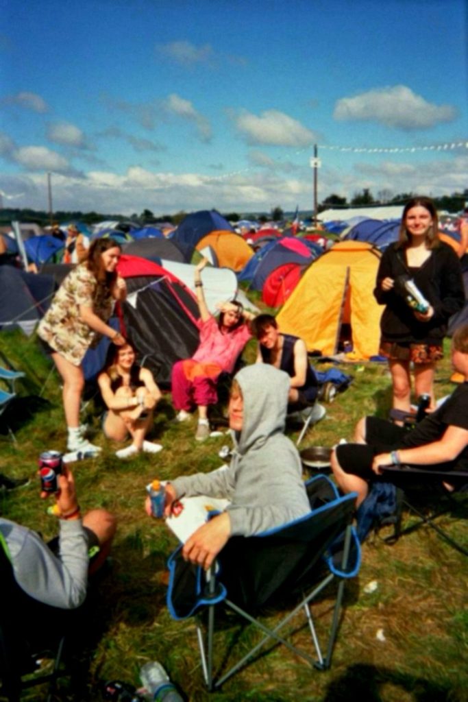 Camping auf einem Festival mit Zelten und Campingstühlen