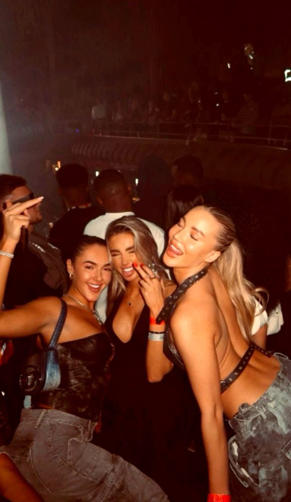 Drei Freundinnen im Dunkeln auf einem Festival, Blitzlichtfoto