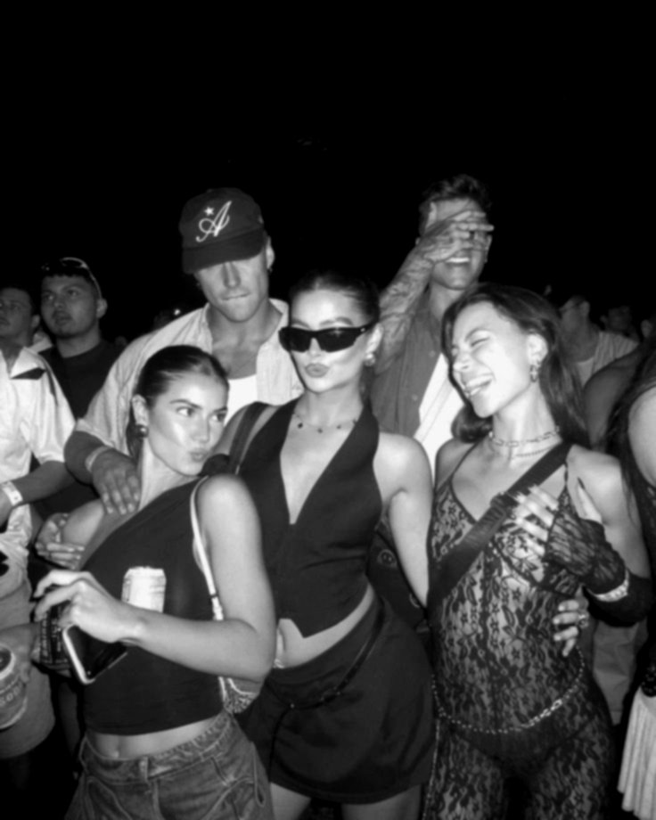 Freunde auf der Tanzfläche, Schwarz-Weiß-Foto, aufgenommen mit dem FestiSnap Original